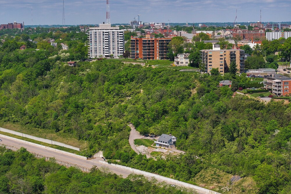 Wooded Apt w/ River Views, 3 Mi to Dtwn Cincinnati