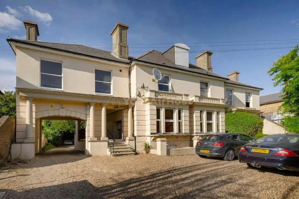 One bedroom central Slough with parking