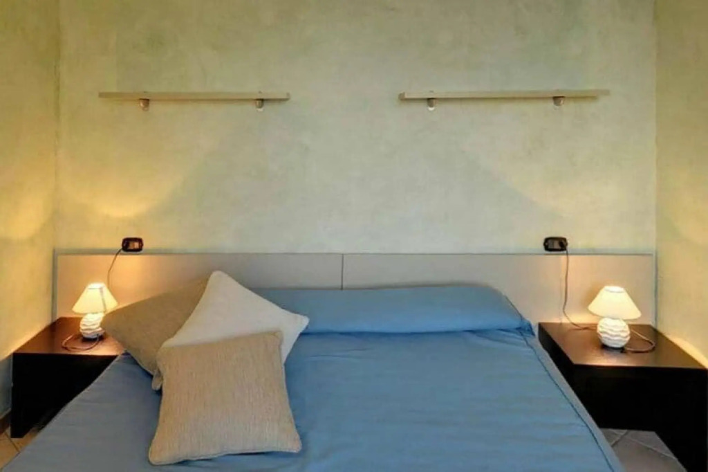 Apartment in Cannegione with communal terrace