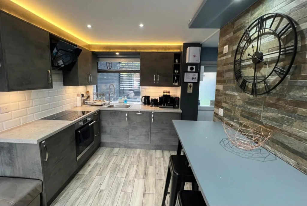 Luxurious *5 Bedroom House*In Center Of Birmingham