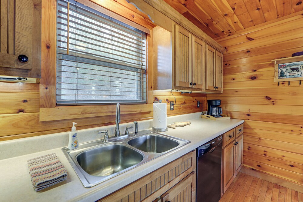 Mtn-view Getaway w/ Lake Access in Whittier!