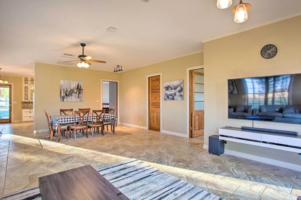 Charming Gainesville Retreat: Barn, Horses Welcome