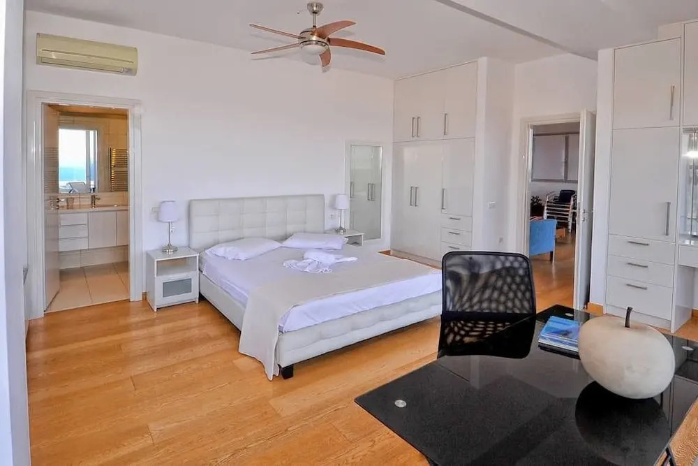 Theseus Beach Apartment