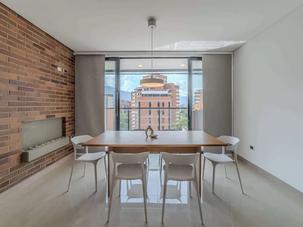 w Elegant 3BR w Outdoor Balcony