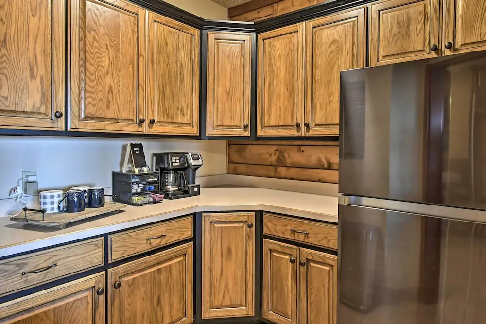 Hot Tub, Grill: Hilltop Log Cabin in Hot Springs!