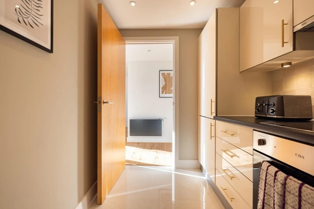 The Crystal Quarters - Modern Bright 2bdr Apartment