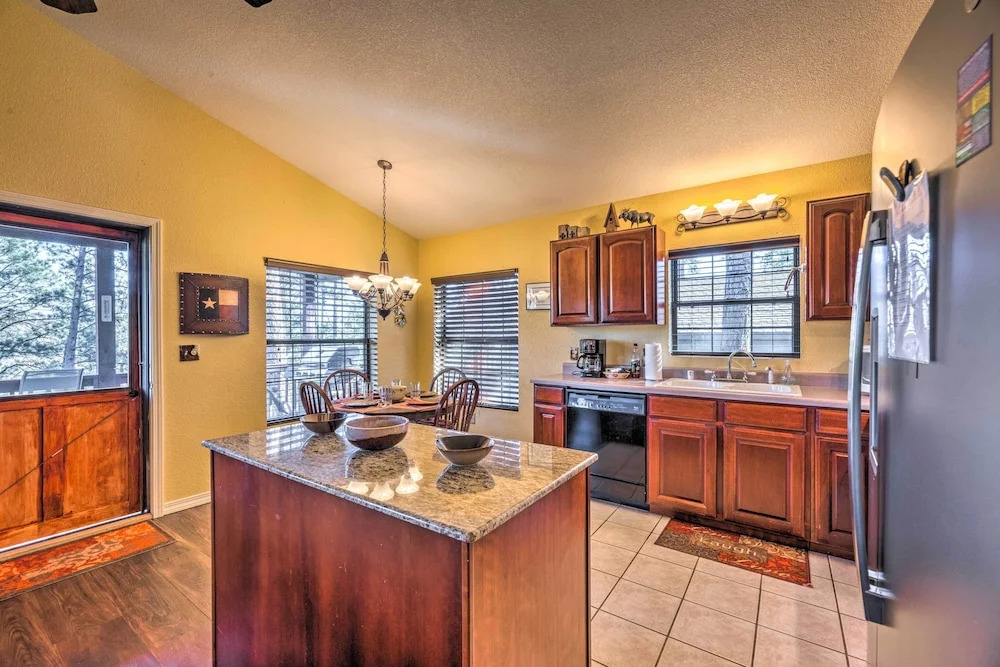 Ruidoso Cabin w/ Hot Tub & Mtn Views!