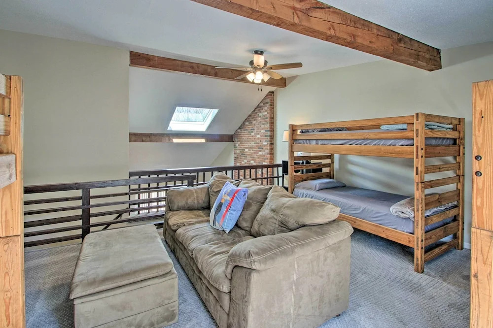 Cozy Bartlett Condo: 1 Mi to Attitash Ski Resort!