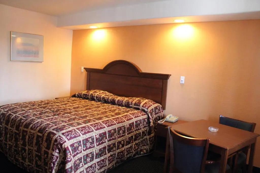 Inland Inn & Suites