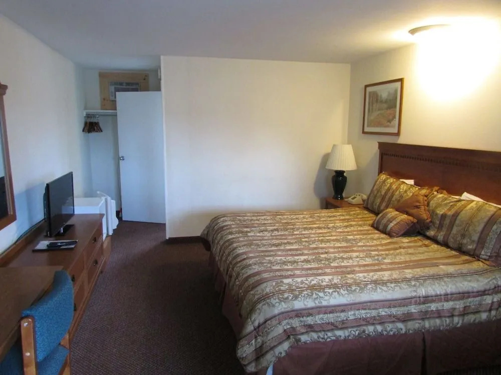 The Lake George Inn