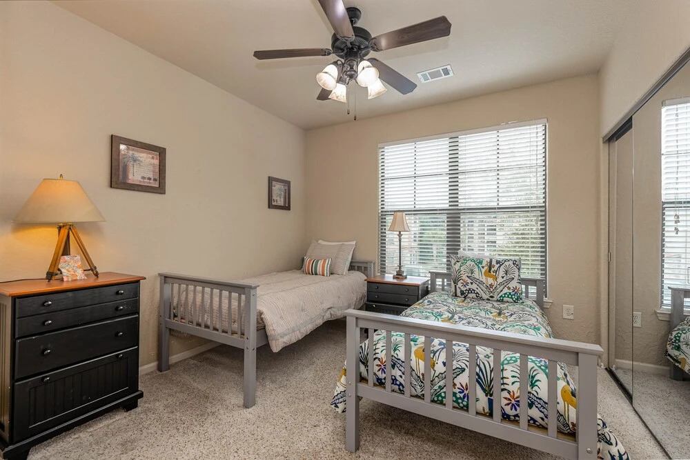 909bp 3 Bedroom Condo by Redawning