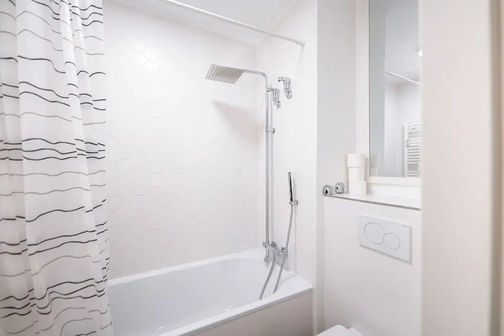 Designer 1BR Apartment with Pool & Prkg