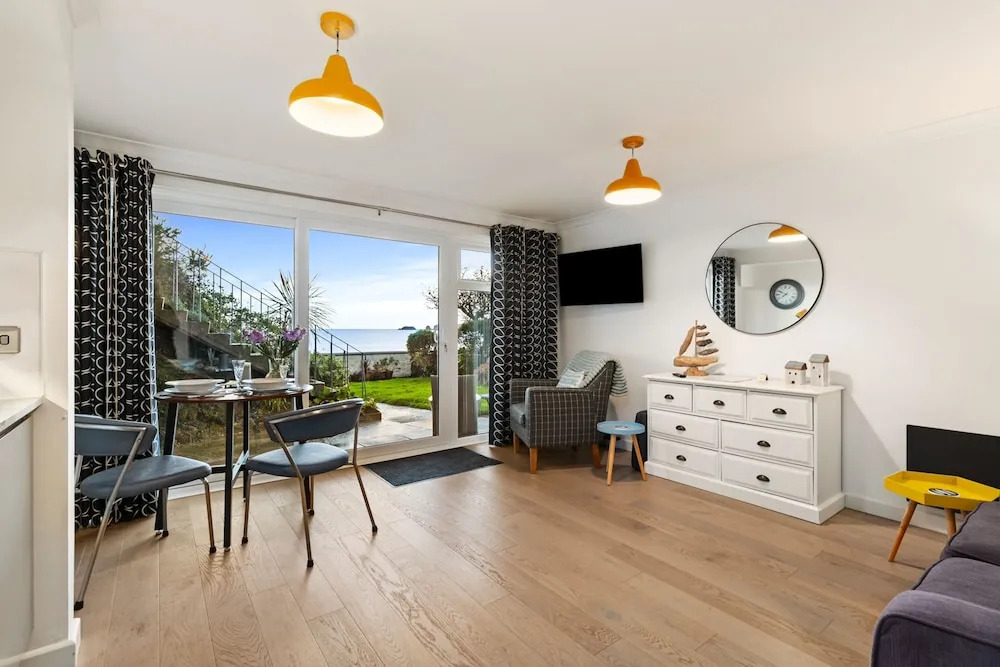 2 Beach Court - Direct Beach Access Sea Views