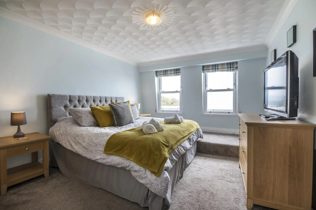 North Beach Heights - 3 Bedroom Penthouse - Tenby