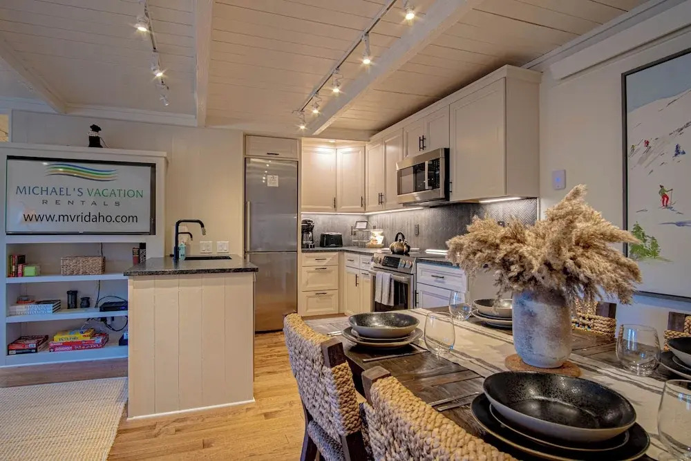 Atelier Alpine - Modern 2BD Condo W/baldy Views