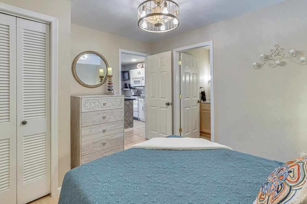 Cozy Lake Ozark Villa w/ Main Channel Views