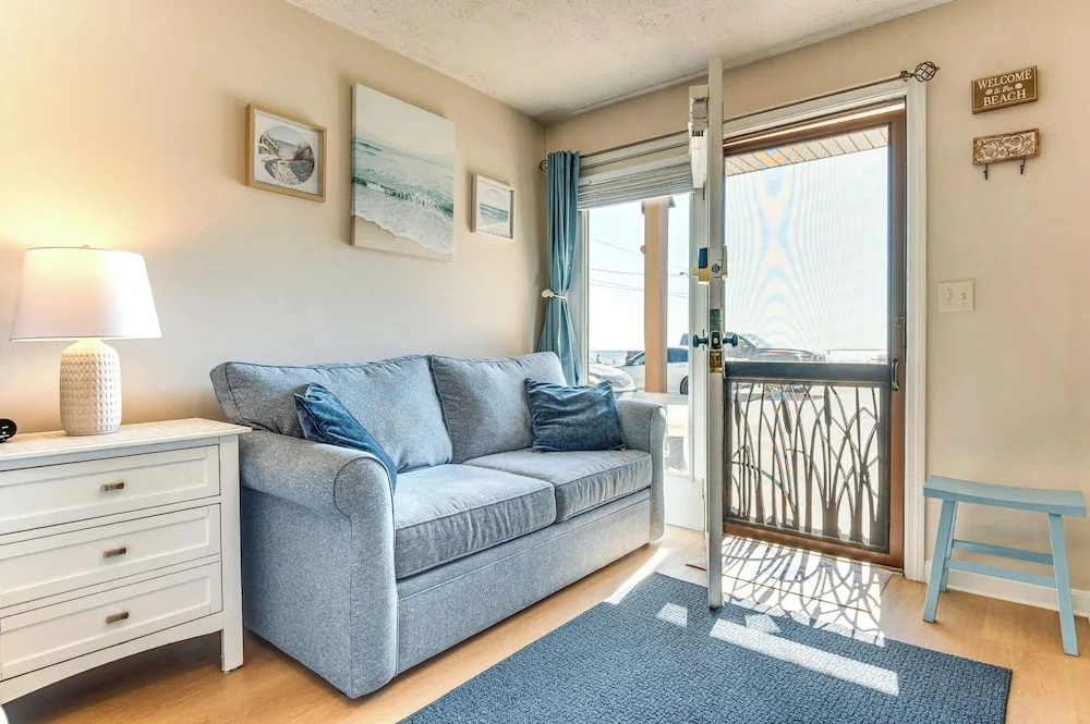 Old Orchard Beach Condo: Steps From the Beach