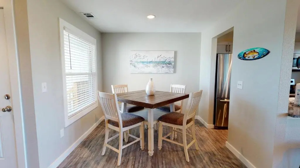 AH-D215 Newly Remodeled 2nd Floor Condo, Shared PoolHot Tub, Near Marina