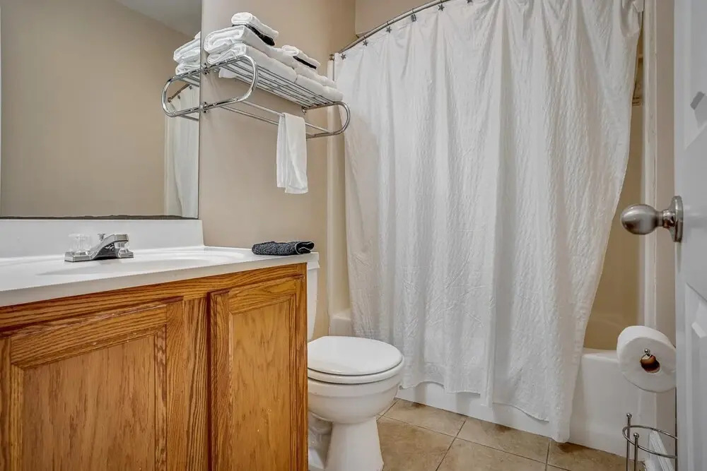 Lasalle 1d/2d · Spacious Unit Great for Groups in Gated Complex!