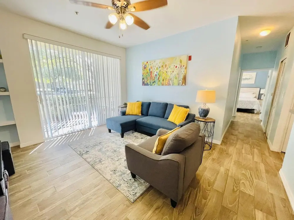 Cozy Condo Minutes Away From Disney