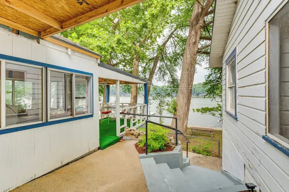 Lakefront Cottage in Clear Springs w/ Deck & Patio