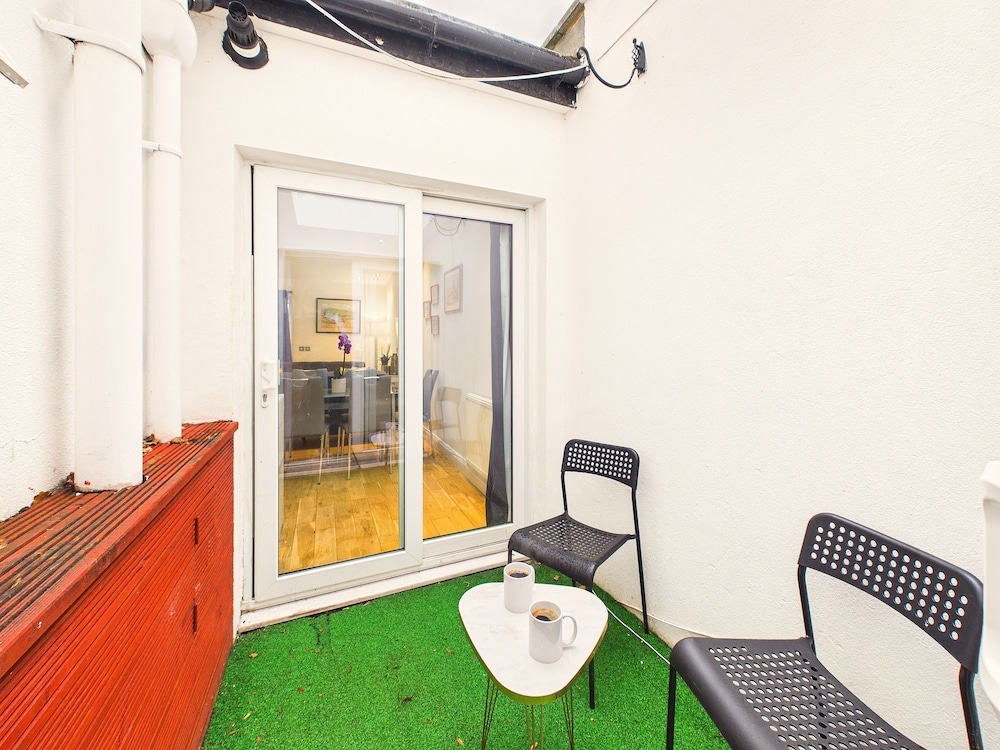 Brent Cross Garden Retreat 2 Bed Parking