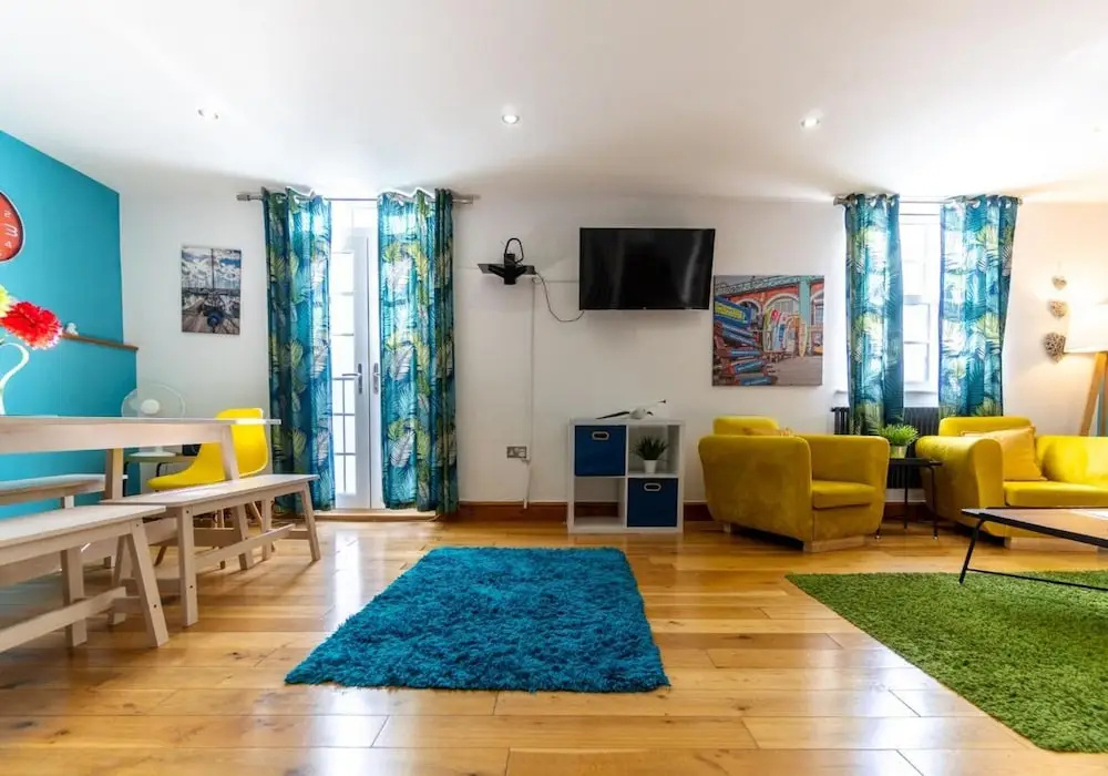 Pebble Mews House - Sleeps 6 to 8 Guests