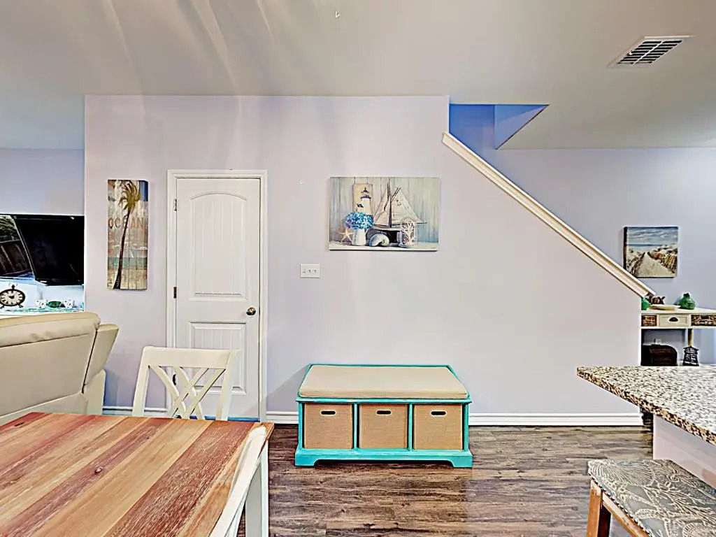 BC207 Beautifully Decorated Townhome, Heated Pool, 1 Minute to Beach