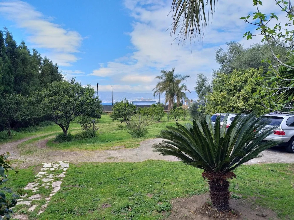 Villa With 3 Bedrooms in Reggio Calabria, With Wonderful sea View, Private Pool, Enclosed Garden Near the Beach
