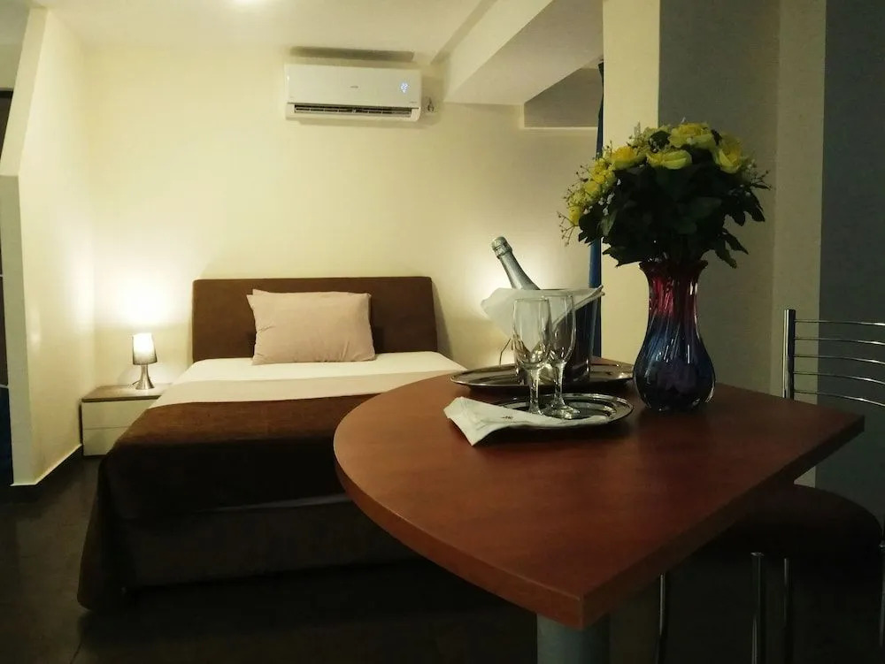 Athens-luxurious-suite 40