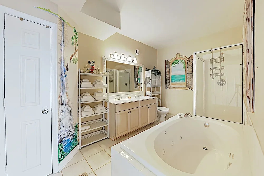 Chic Beachside W/ Pool & Bayfront Balcony 3 Bedroom Condo