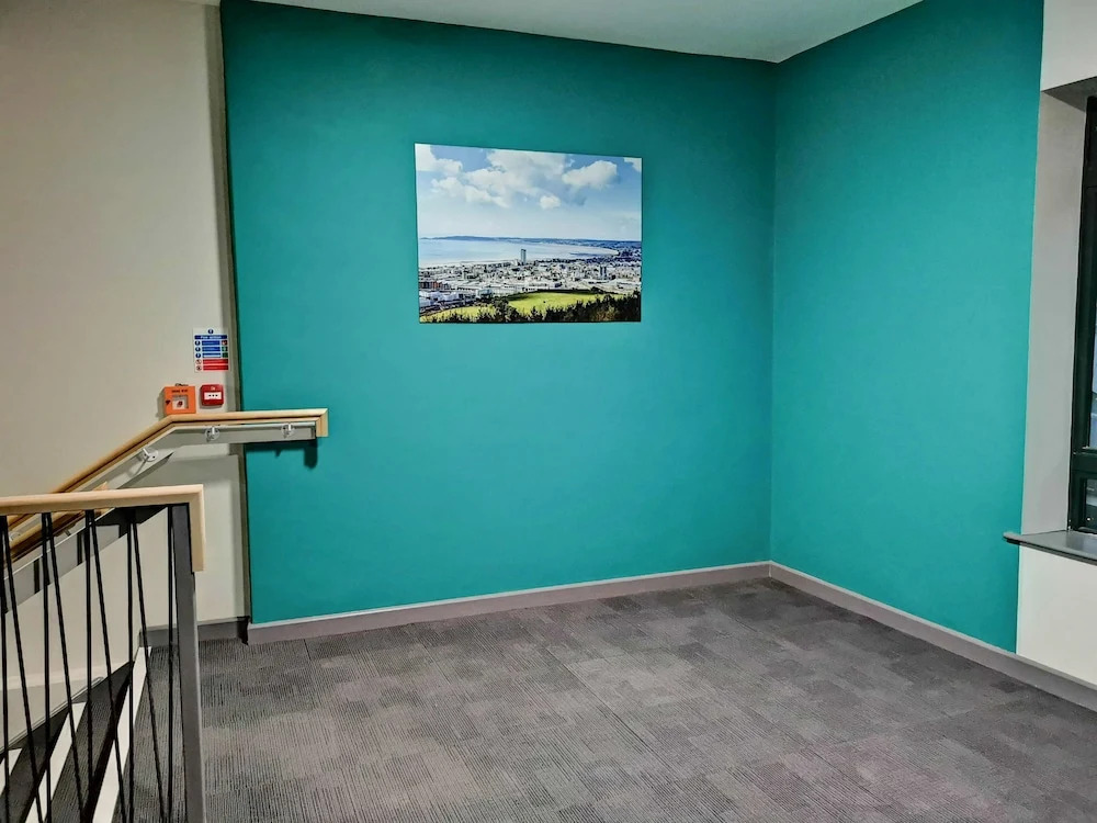 Cwtsh Hostel Central Swansea, Social & Modern, Near Train Station