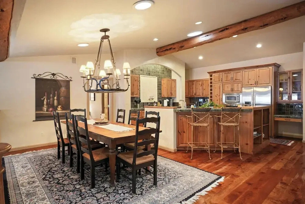 Hot Tub Home Near Golf and Sharc