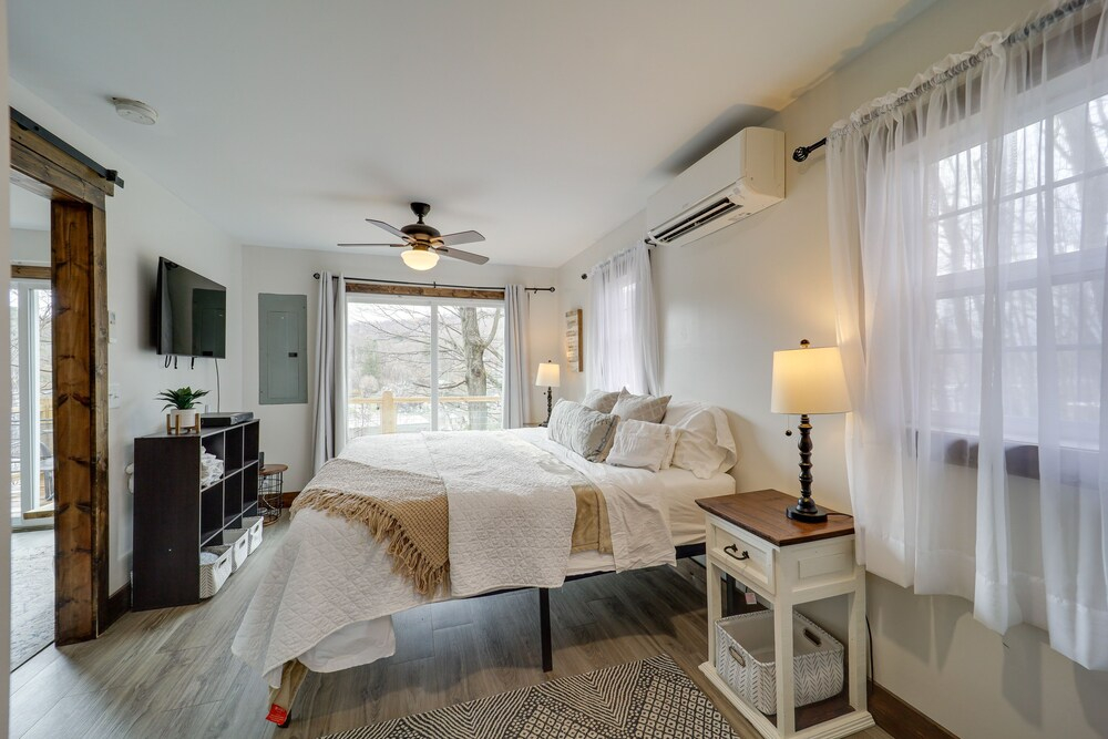 Hilltop Hideaway w/ Scenic Views & Hot Tub