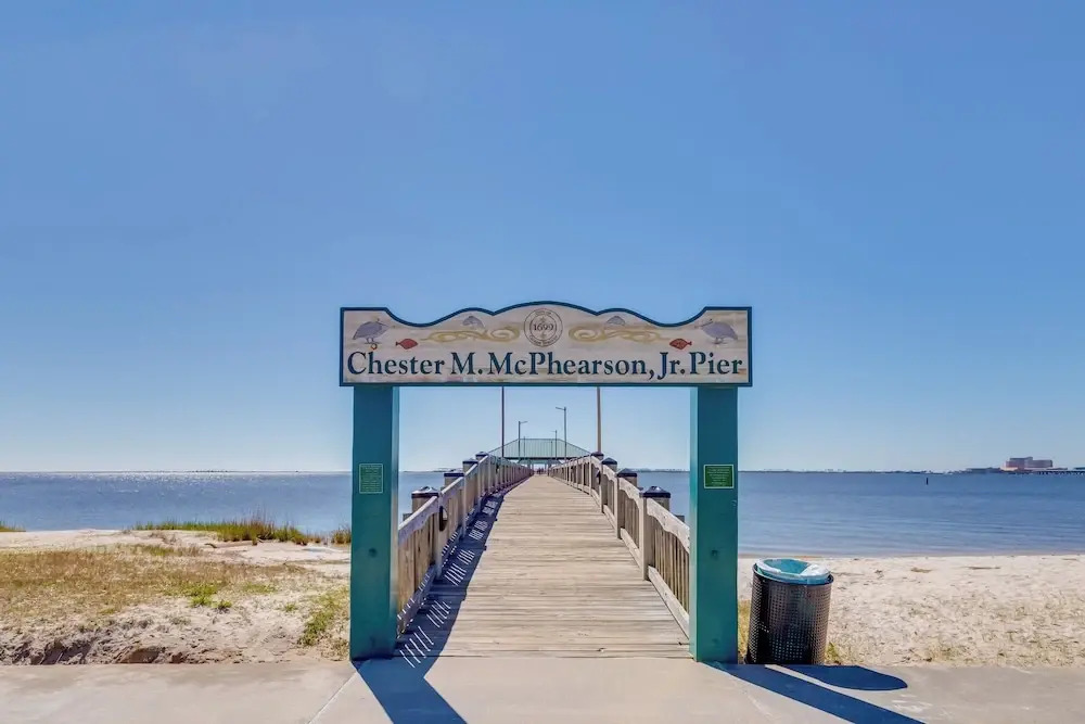 Harbor Oaks Haven: Walk to Front Beach & Downtown!