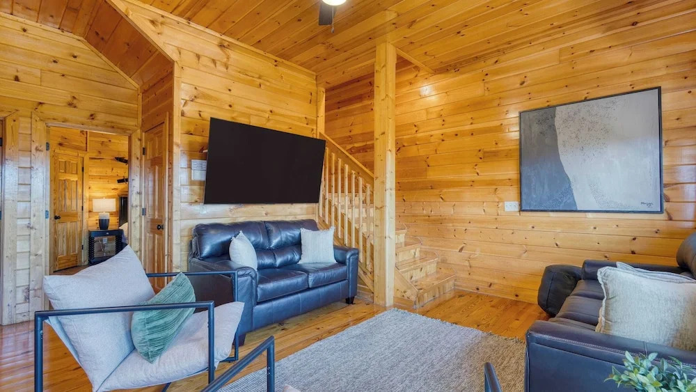 Game Room, Hot Tub & 3 Decks w/ Smoky Mountain Views Raccon Ridge by Avantstay
