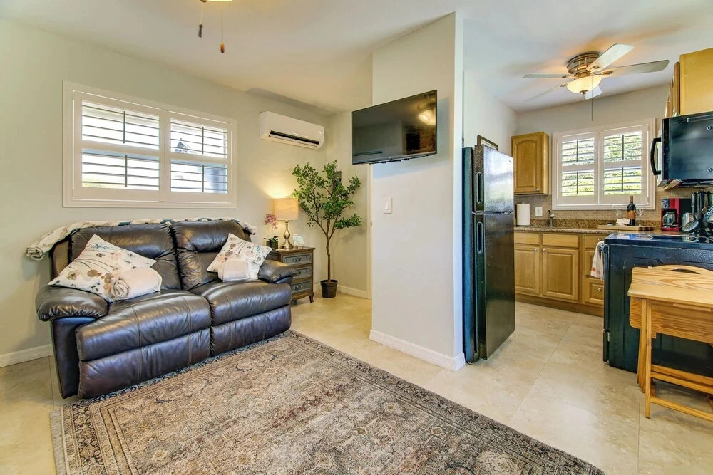 1 Mi to Vanderbilt Beach! Walkable Couples Haven