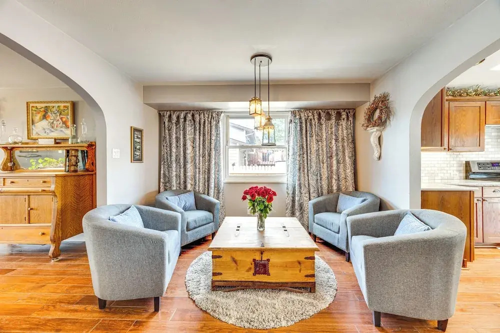 1 Mi to Attractions: Getaway w/ Mtn Views!