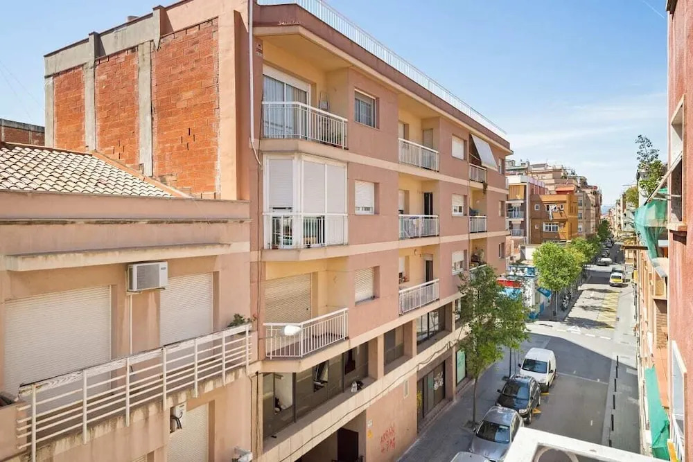 3 Bedroom Apt W/balcony 4 min to Tube