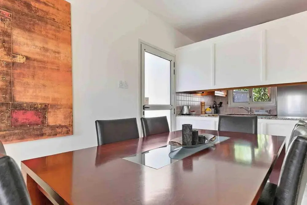 Coral Bay Villa - Sleeps 6 - Pool - Parking
