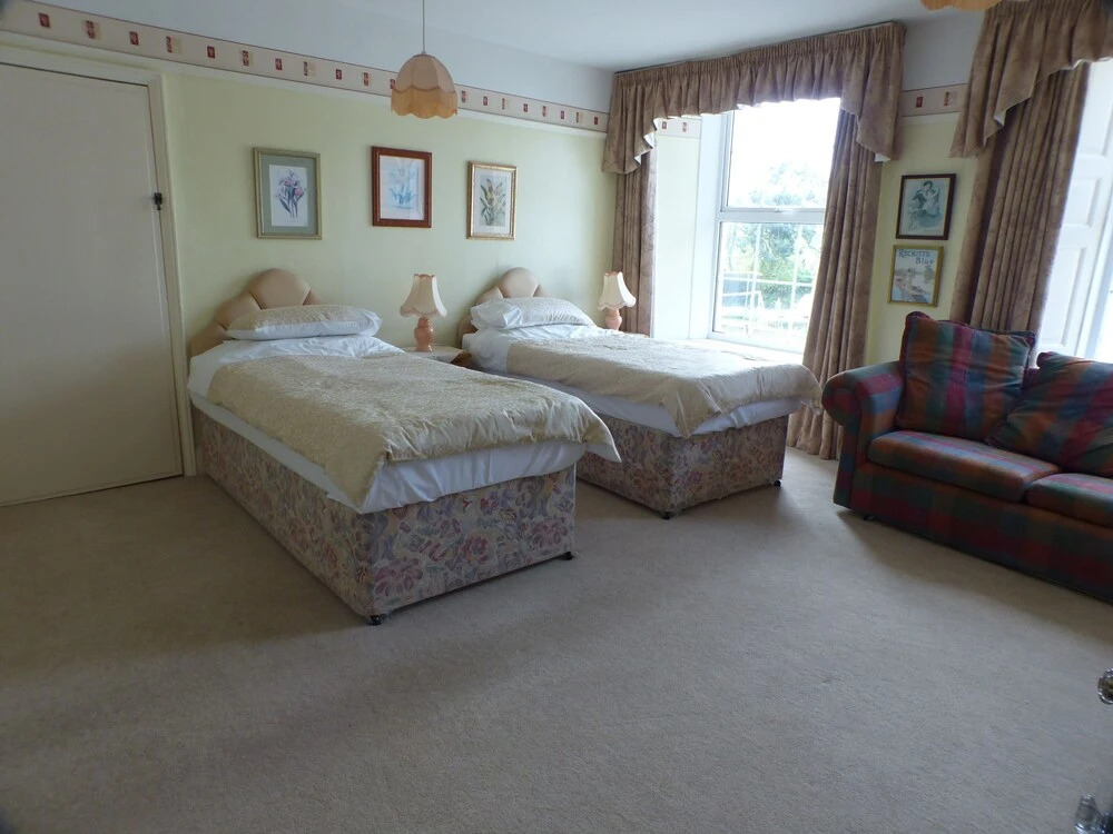 Self Catering Apartment in Mansion House in Beautiful Gardens With Pool