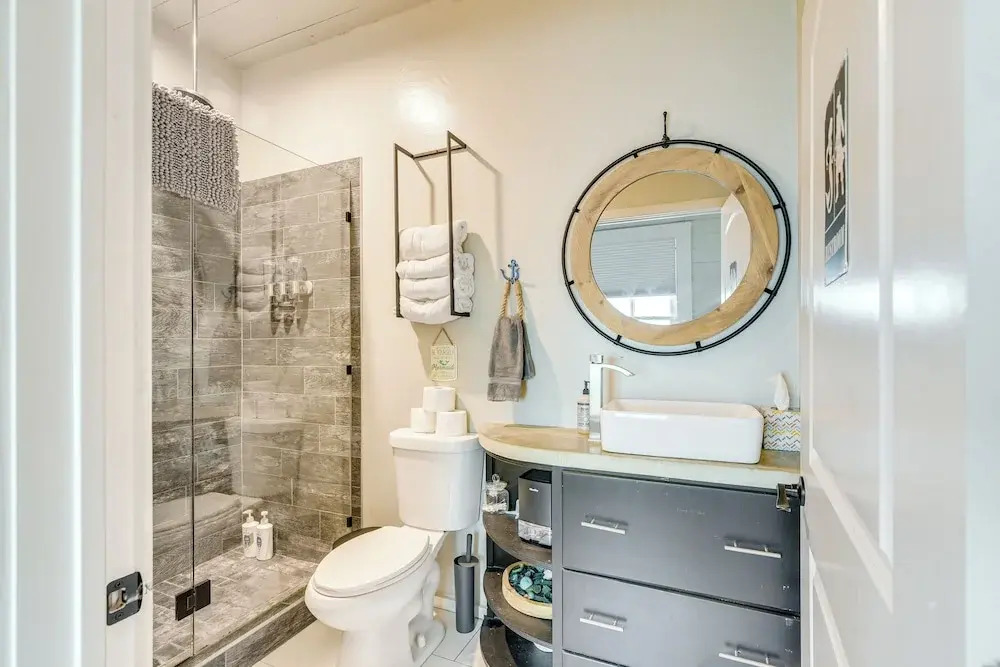 1 Mi to Dtwn Galveston! Home w/ Pet-friendly Yard