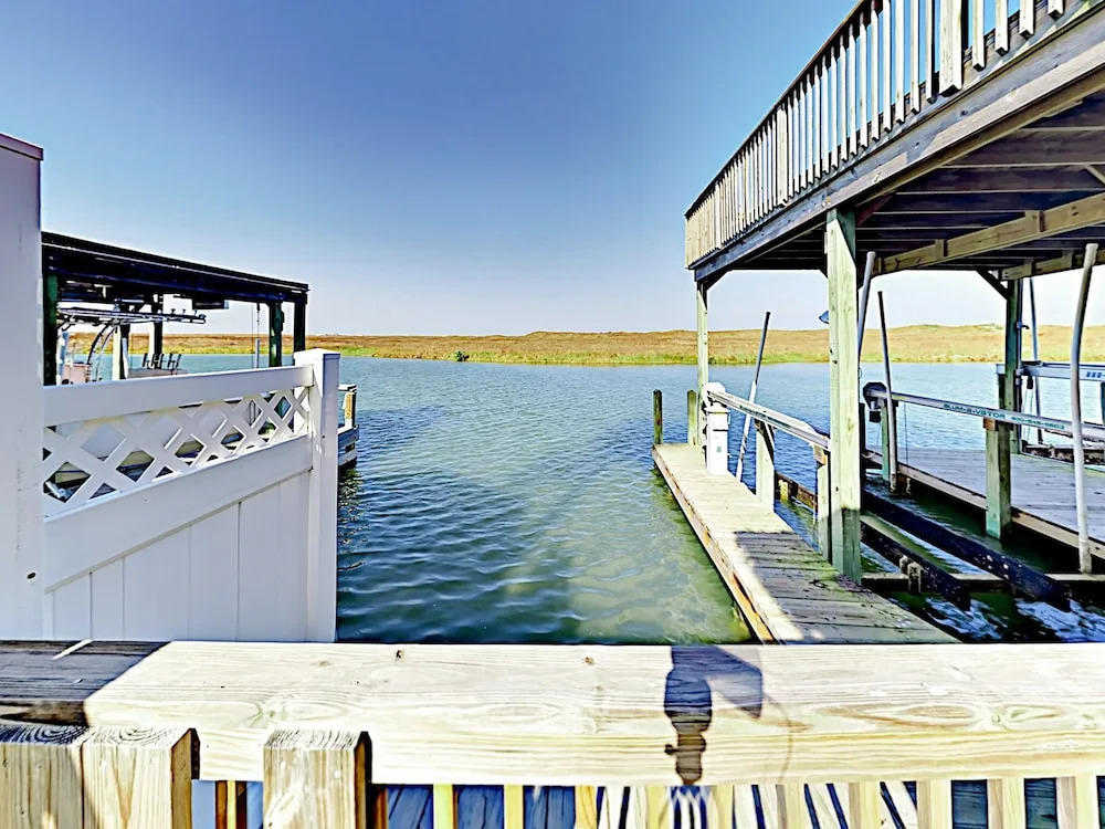 Coastal  W/ Pool, Sundeck & Boat Slip 3 Bedroom Townhouse