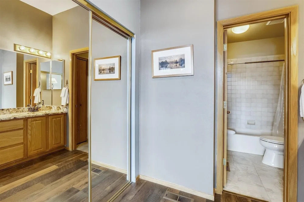 Lake Forest 204f 2 Bedroom Condo by Redawning
