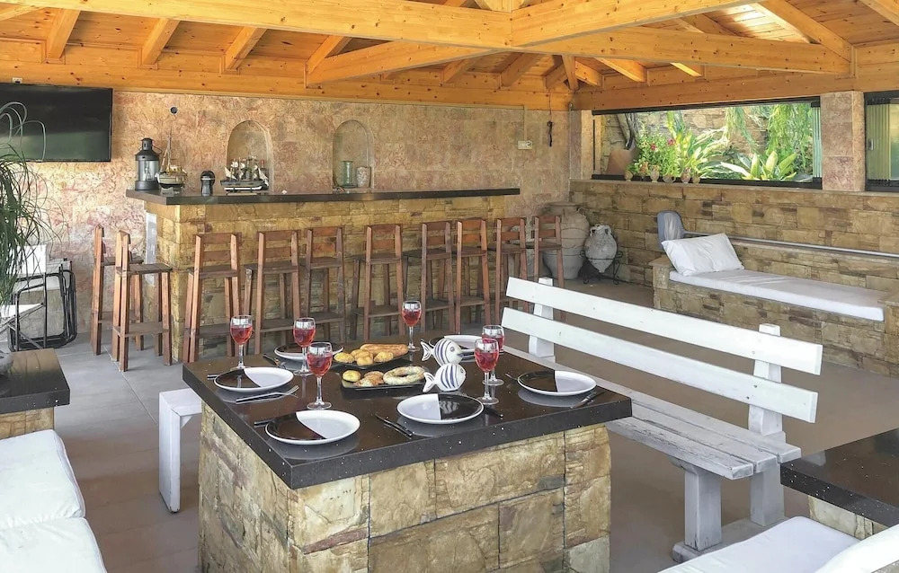 Nice Home in Petalou, Korinthias With Wifi and 4 Bedrooms