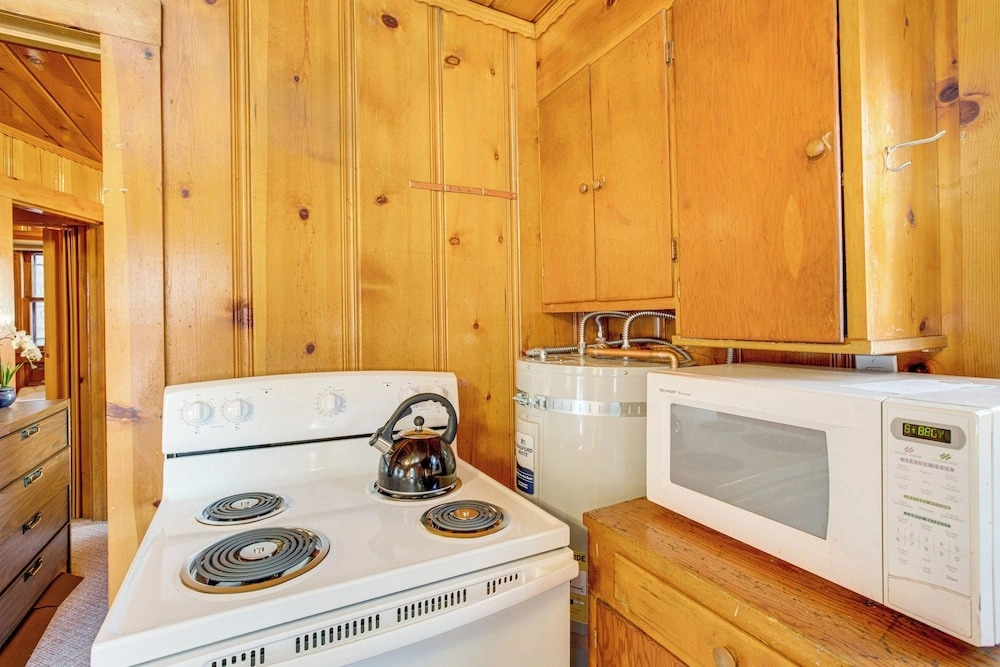 Close to Lake & Heavenly Mtn Resort! Quaint Cabin