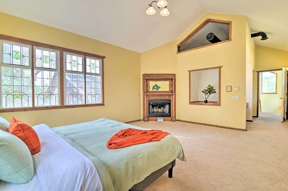 Grand Valrico Home w/ Deck, Fire Pit & Yard!
