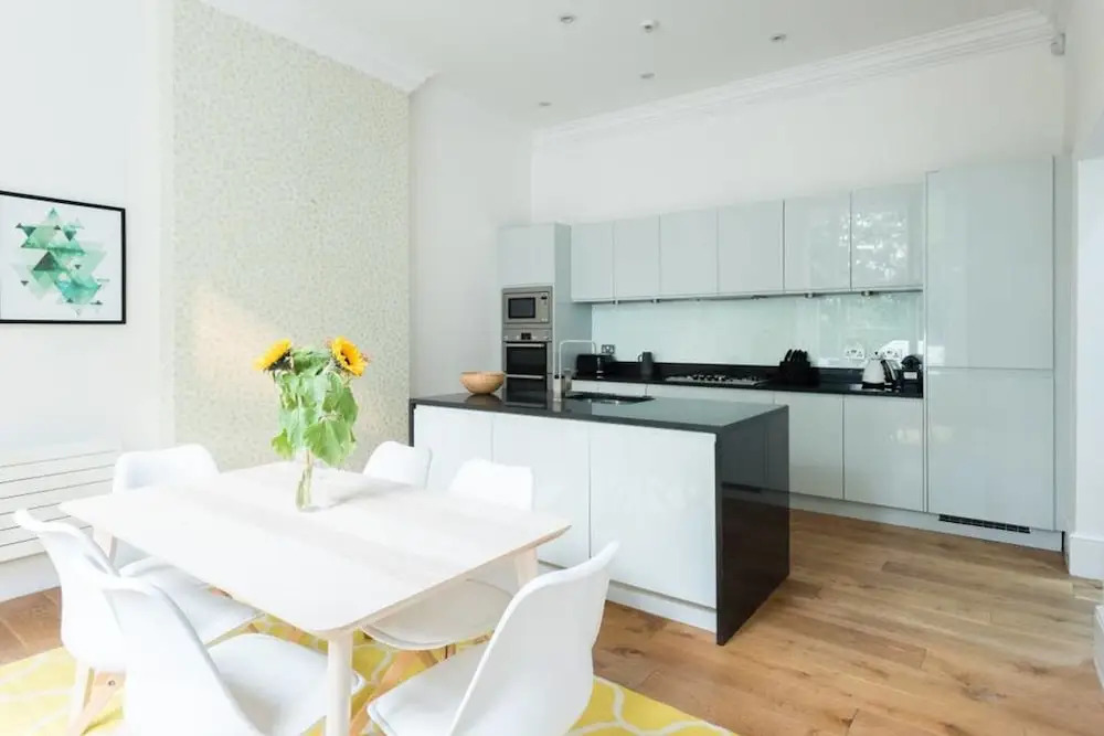 Beautifully designed 3 bed apartment in Bayswater