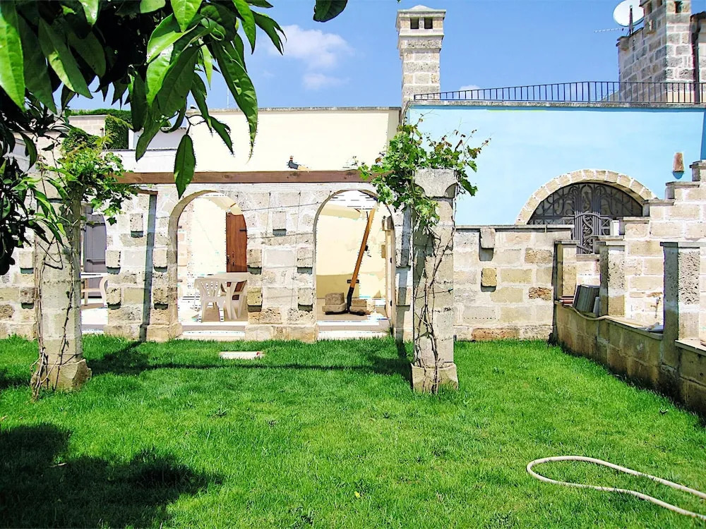 Comfortable House with Fenced Garden - Surano - Fireplace