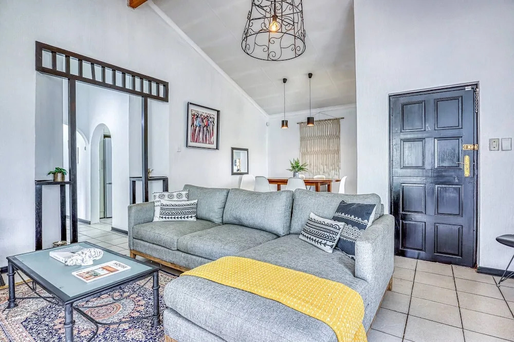 Modern Spanish House-3br-pool-solar-samrand